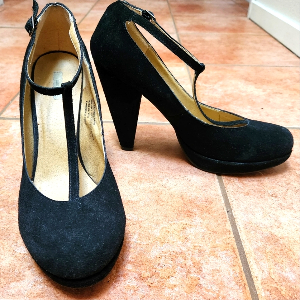 5/$25 Kimchi Blue retro 40's black suede pumps, sexy T-strap ankles